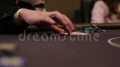 男人用手指敲桌子打扑克